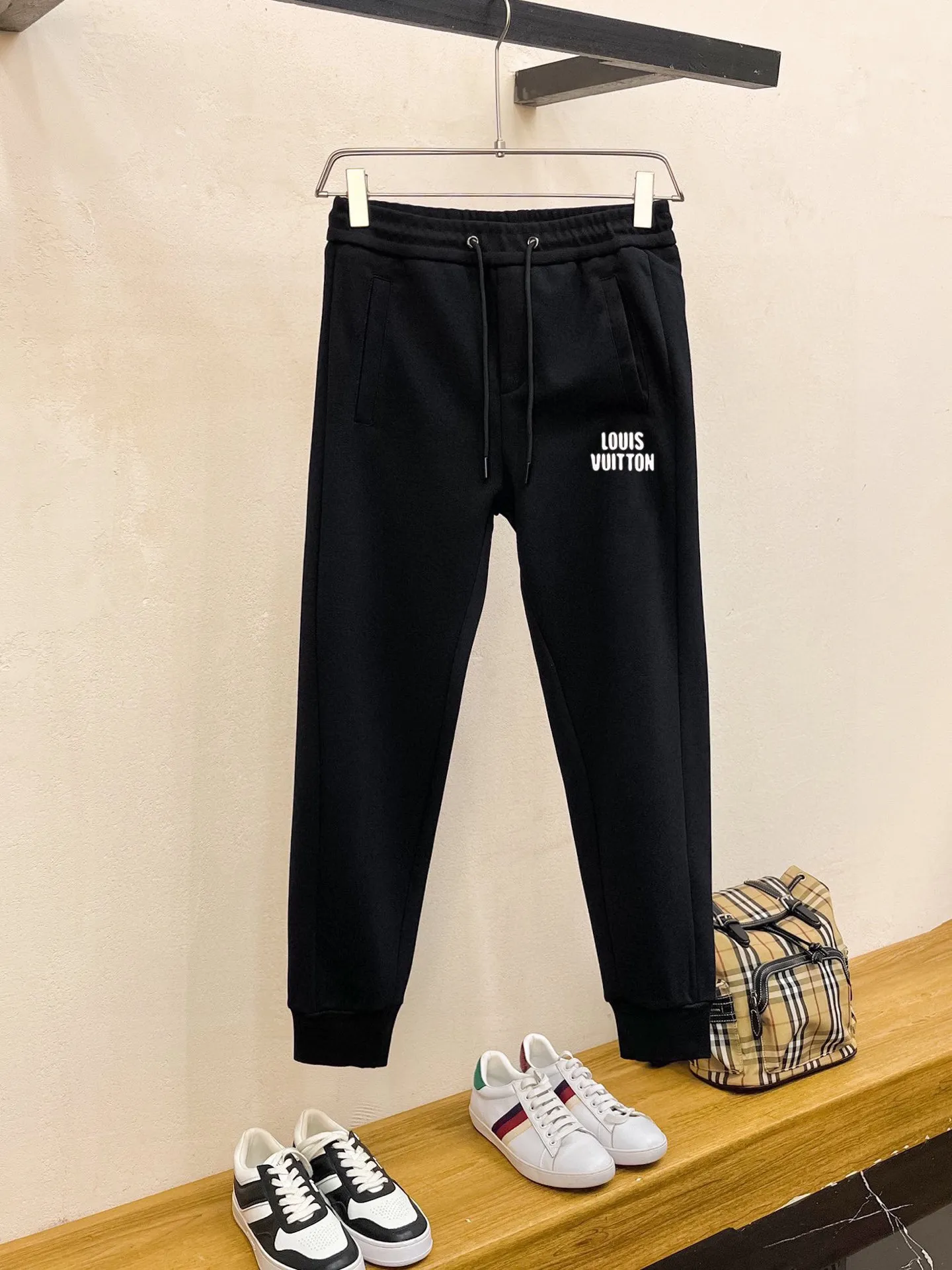 🅿️420 [LV Louis Vuitton] (Fat Man Gospel) hot-selling suit is coming. Focus on the original version of the official website. 2025 new hot-selling cardigan sweater suit. The original order is the best. 🇭🇰The meticulous work of top designers is dedicated to a fitting and perfect upper body effect. All-natural high-quality Roman cotton 100%, close-fitting comfort, noble and elegant! Original hardware embodies elegance and nobility! Counter size: M-5XL (maximum wear up to 220 pounds)
